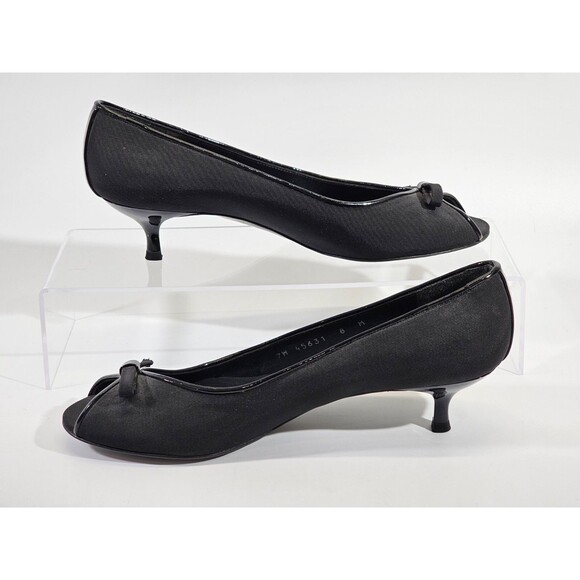 LM‎ Women's 8 Stuart Weitzman Black Open Toe Bow Detail Kitten Heels Pumps Shoes - Picture 2 of 9